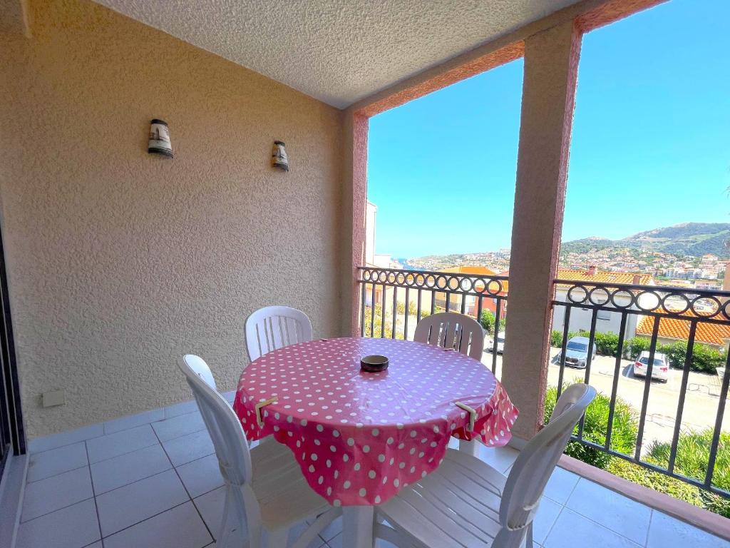 une pièce avec une table et des chaises sur un balcon dans l'établissement Appartement F2 à Banyuls-sur-Mer avec Terrasse et Parking, Proche Plages - FR-1-309-37, à Banyuls-sur-Mer
