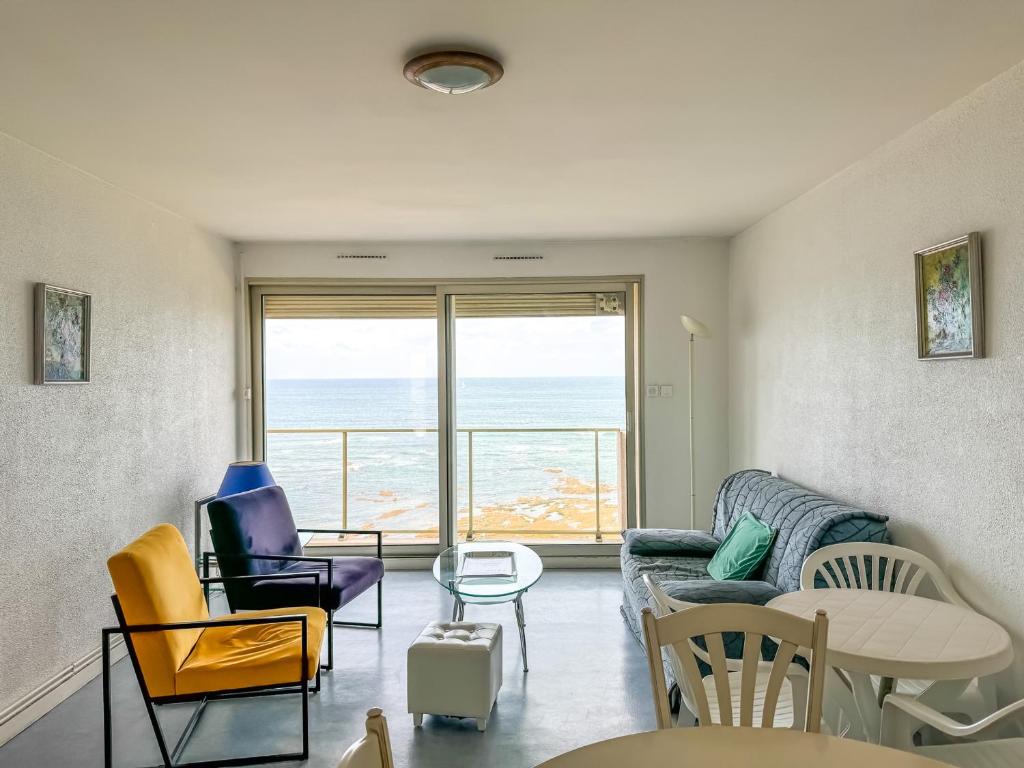 un salon avec un canapé et des chaises dans l'établissement Appartement T3 avec balcon et garage aux Sables-d'Olonne - FR-1-197-185, à Les Sables-dʼOlonne