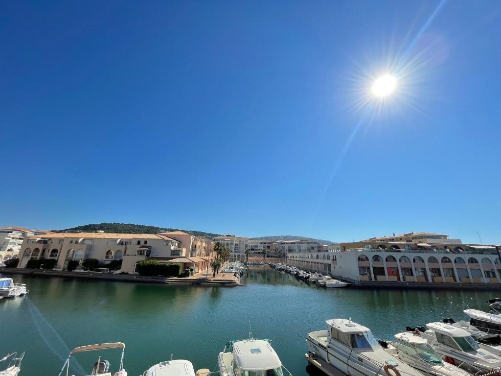 Photo de la galerie de l'établissement Studio cabine à Sète avec véranda, parking et climatisation - FR-1-338-127, à Sète