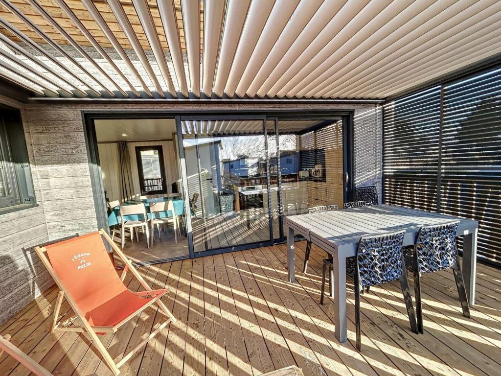 Posedenie v ubytovaní Chalet de standing 6 pers - Piscine chauffée - Proche plage - WIFI - Parking - Terrasse privée - FR-1-361-476