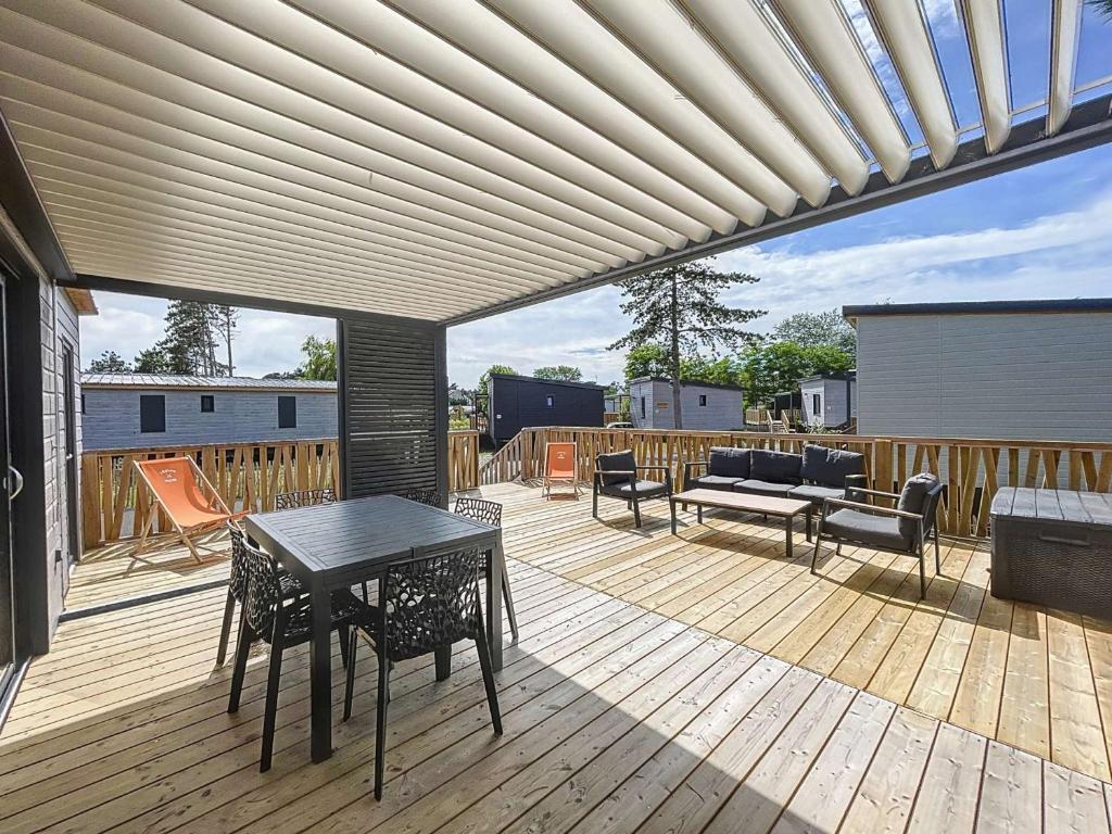 Balkón alebo terasa v ubytovaní Chalet de standing 6 pers - Piscine chauffée - Proche plage - WIFI - Parking - Terrasse privée - FR-1-361-476