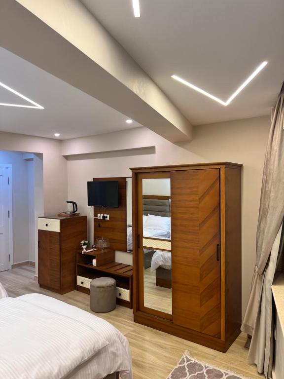 سرير أو أسرّة في غرفة في prestige pyramids INN