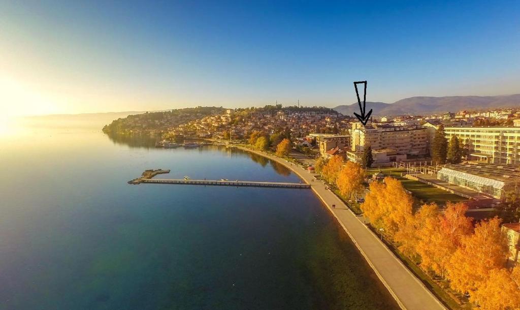 una vista aérea de un lago con ciudad en Ristevski Apartments, en Ohrid