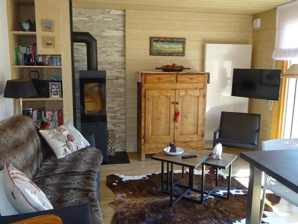 un salon avec un canapé et une table dans l'établissement Appartement Confort 3 Pièces, 4 Pers, Balcon, Proche Commerces et Pistes - Les Gets - FR-1-802-12, aux Gets
