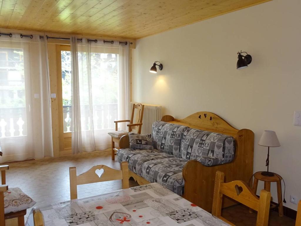 un salon avec un canapé et une table dans l'établissement Appartement rénové 2 pièces, 5 pers, WiFi, garage, navette, centre Les Gets - FR-1-802-18, aux Gets