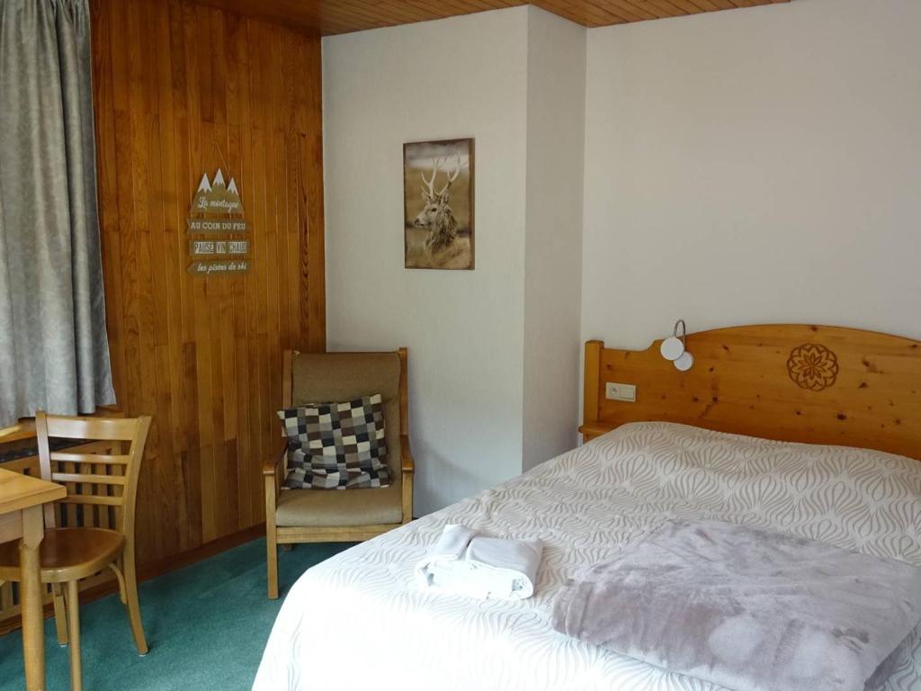 une chambre avec un lit, une table et une chaise dans l'établissement À Louer Les Gets: 2 Pièces, 4 Pers, Centre, Wifi, Draps et Serviettes Inclus - FR-1-802-23, aux Gets