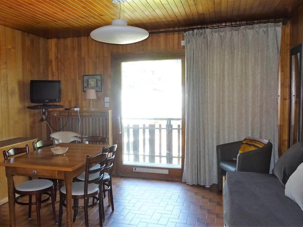 - un salon avec une table à manger et une fenêtre dans l'établissement Appartement spacieux 2 pièces aux Gets - 4 pers, balcon, centre village, wifi, draps et serviettes inclus - FR-1-802-35, aux Gets