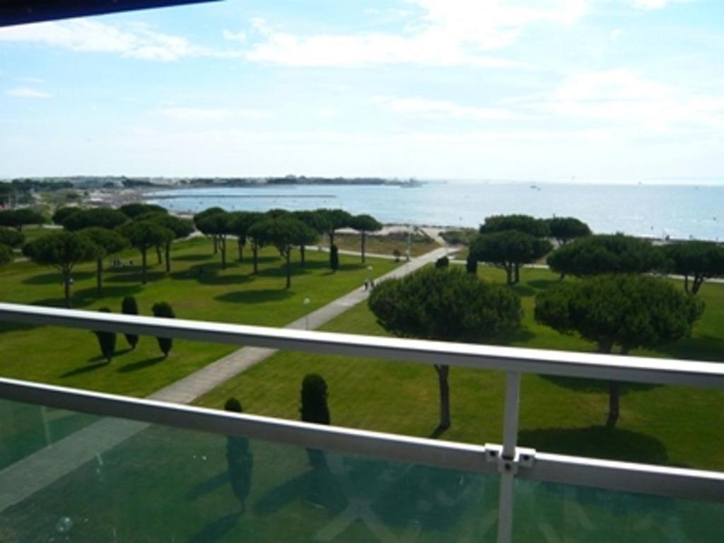 - une vue sur un parc depuis le balcon d'un bâtiment dans l'établissement Appartement T3 au Grau-du-Roi, accès plage, parking - FR-1-731-80, au Grau-du-Roi