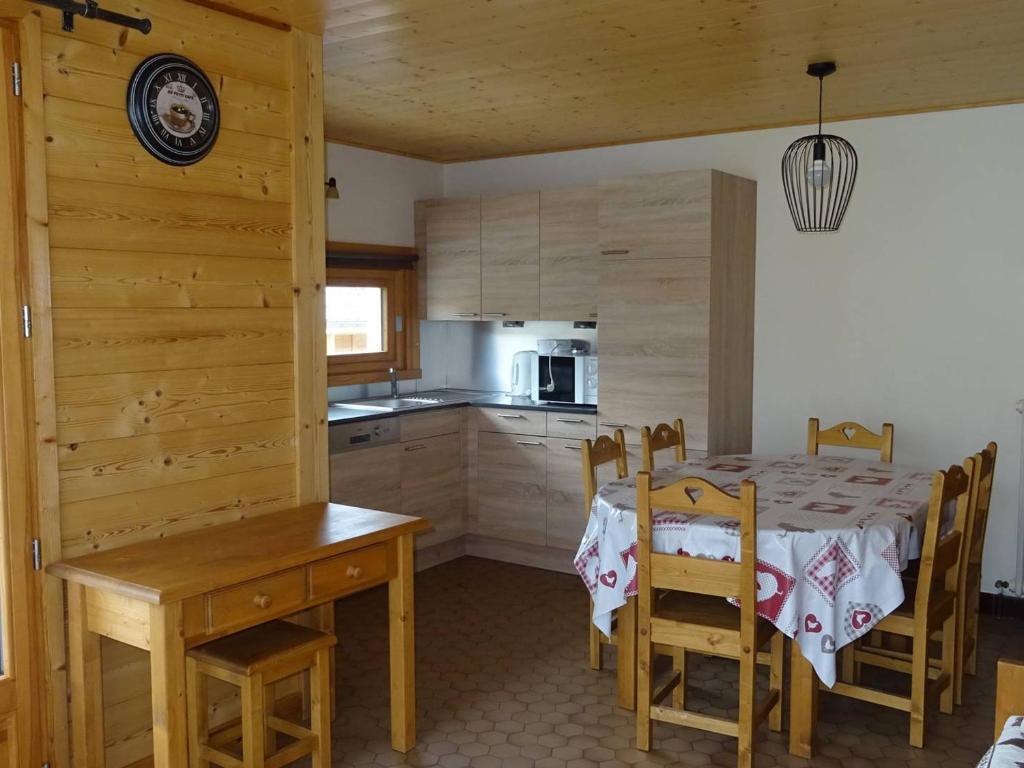 une cuisine et une salle à manger avec une table et des chaises dans l'établissement Appartement 3 Pièces, 6 Pers - Centre Les Gets, Garage, WIFI, Balcon, Navette Gratuite - FR-1-802-24, aux Gets