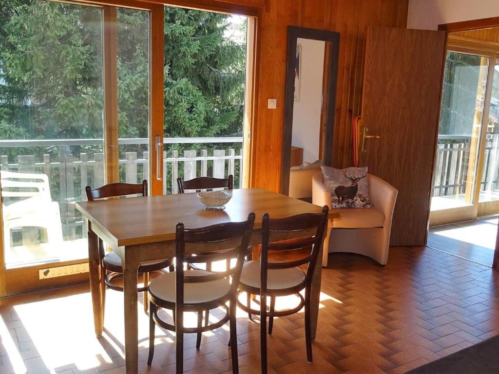 une salle à manger avec une table et des chaises en bois dans l'établissement Les Gets, 2 Pièces, 4 Pers, Centre, WiFi, Draps et Serviettes Inclus - FR-1-802-36, aux Gets
