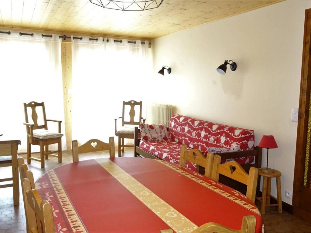 un salon avec un canapé et une table dans l'établissement Les Gets 2 Pièces Rénové, 5 Pers, Centre, Wifi, Garage - FR-1-802-11, aux Gets