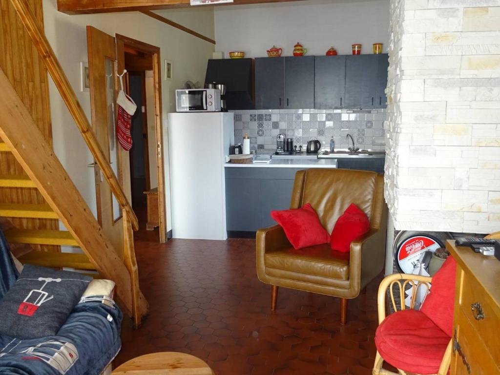 une cuisine avec un réfrigérateur blanc et des oreillers rouges dans l'établissement Duplex Confortable 7 Pers, Centre Les Gets, WiFi, Garage, Proche Commerces et Télécabine - FR-1-802-52, aux Gets