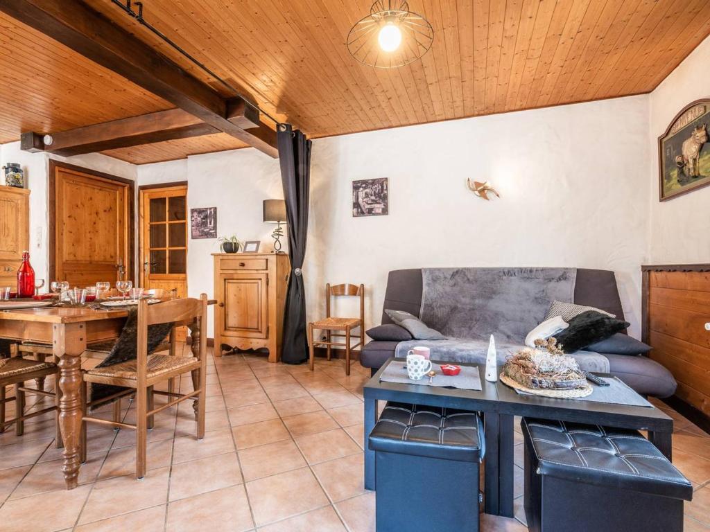 un salon avec un canapé et une table dans l'établissement Spacieux 3 Pièces aux Gets - 7 Pers, Terrasse, Proche Commerces, WiFi, Parking, Navette Hiver - FR-1-802-61, aux Gets