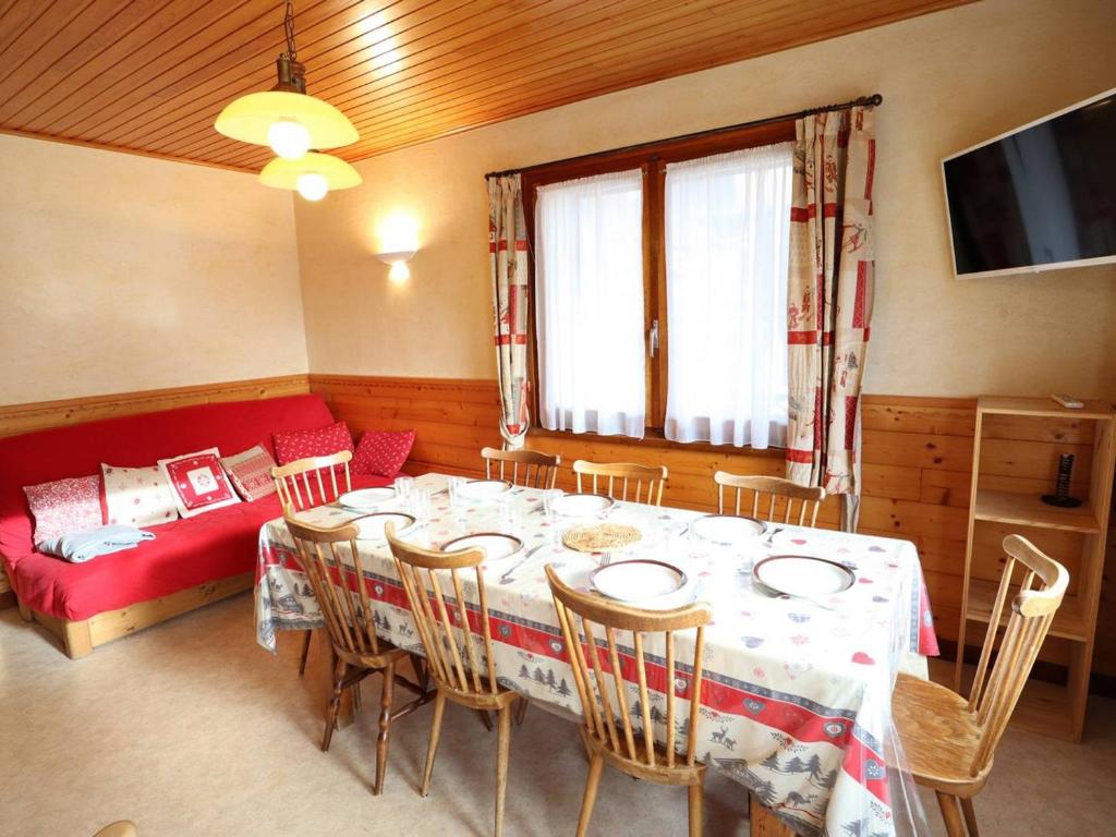 une salle à manger avec une table, des chaises et un canapé dans l'établissement Appartement familial lumineux 8 pers, proche pistes Les Gets, draps et serviettes inclus l'hiver - FR-1-802-87, aux Gets