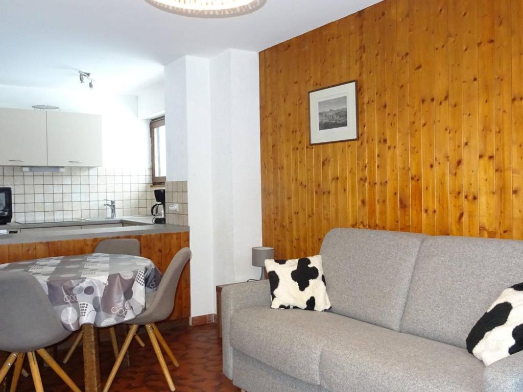 un salon avec un canapé et une table dans l'établissement Charmant T2 lumineux pour 5 pers, 300m des commerces, avec balcon et box à skis - Les Gets - FR-1-802-81, aux Gets