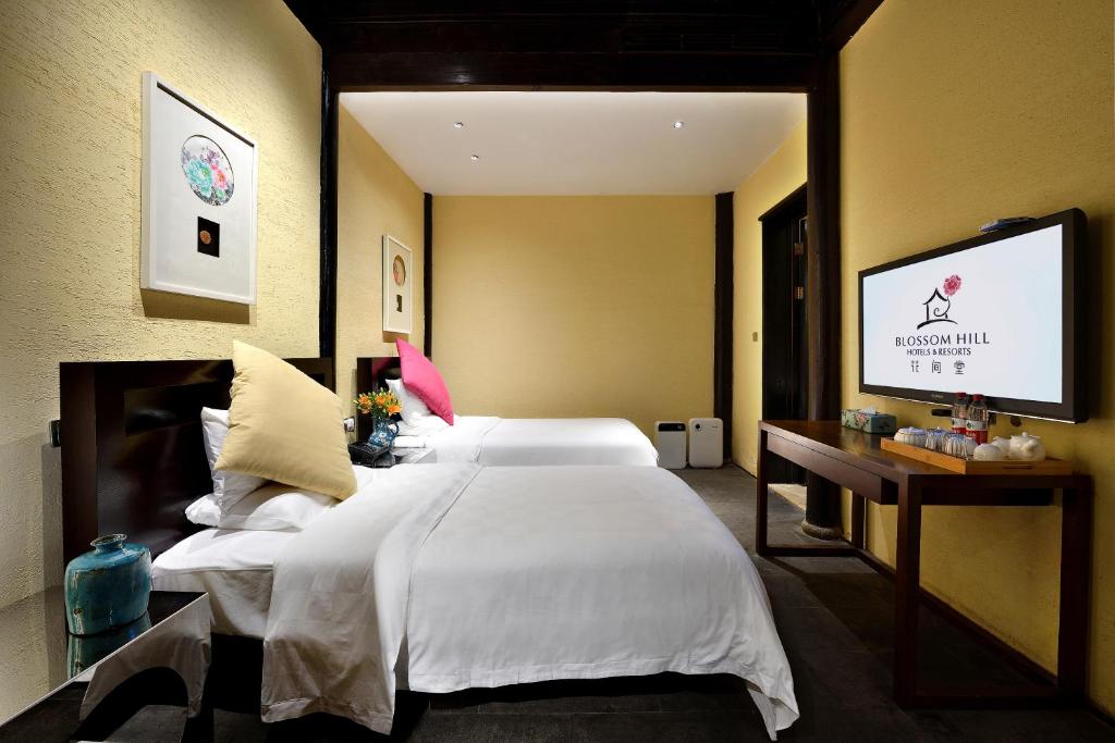 TV a/nebo společenská místnost v ubytování Blossom Hill Inn Zhouzhuang Seasonland