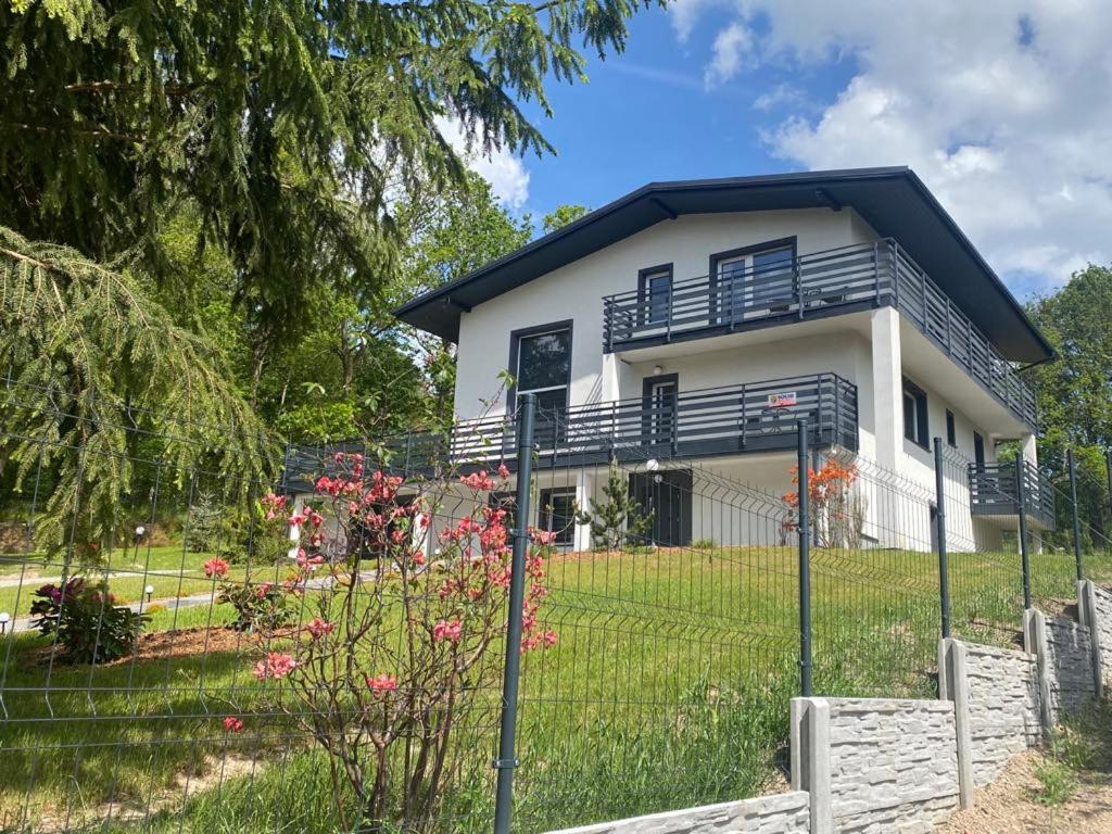 a house with a fence in front of it at Willa Platanowe Wzgórze in Wojcieszyce