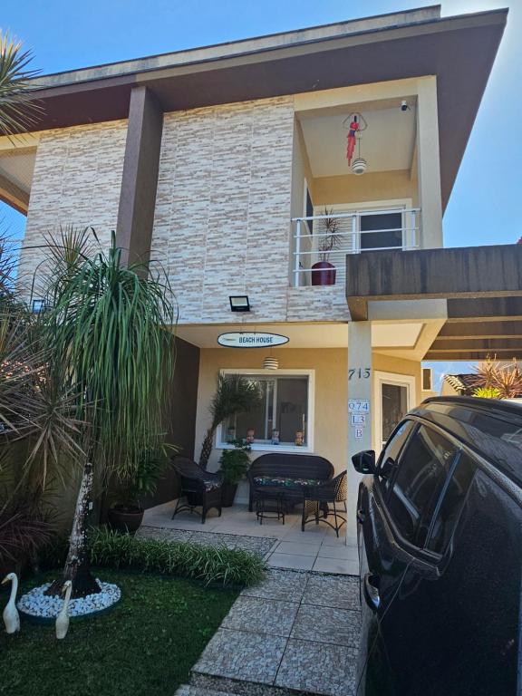 a car parked in front of a house at Condominio Morada da Praia in Boracéia
