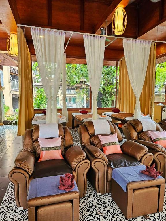 ein Wohnzimmer mit Sofas und einem Sofa in der Unterkunft Princess Kamala Beachfront Hotel - SHA Extra Plus in Kamala Beach