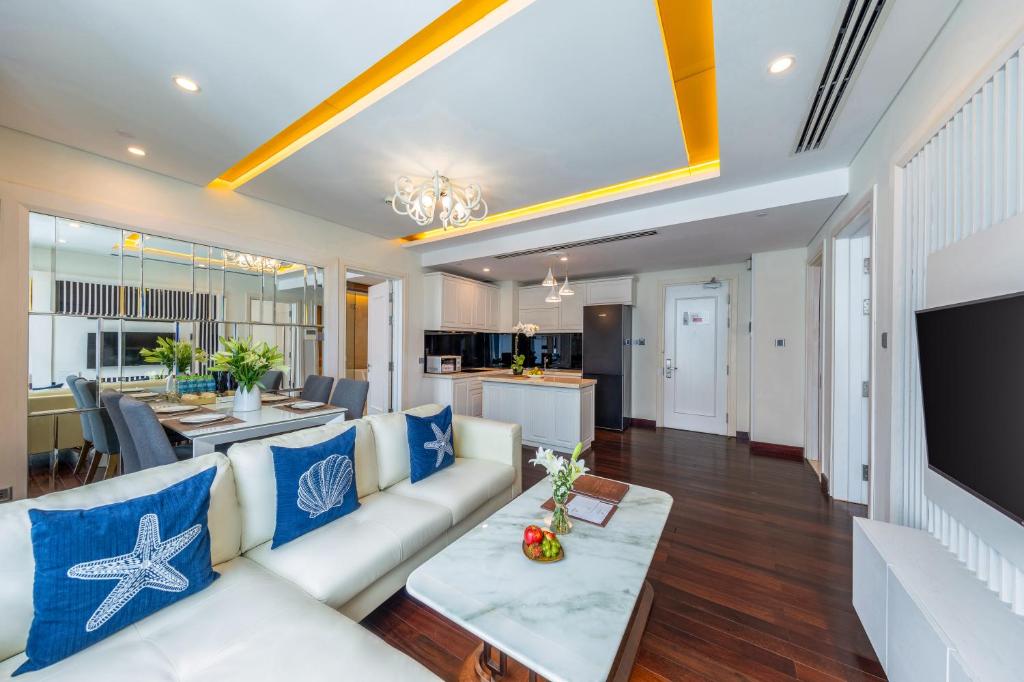 TV a/nebo společenská místnost v ubytování Mandila Beach Hotel Danang