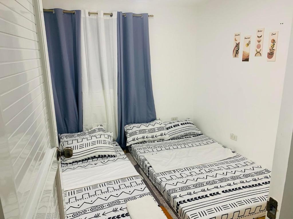 En eller flere senge i et værelse på Calapan Transient House Xevera