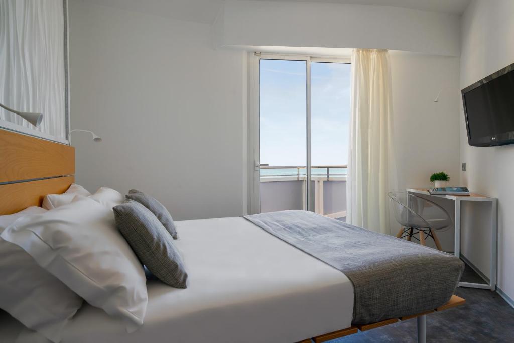 Postel nebo postele na pokoji v ubytování Hotel Rex - Fronte mare Riccione