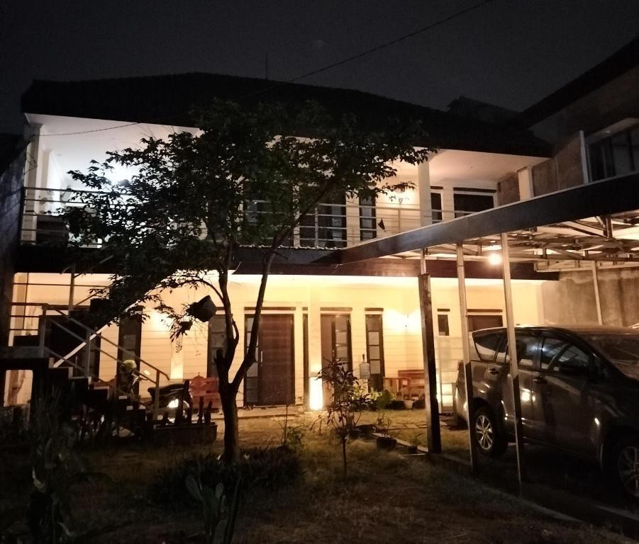 Κήπος έξω από το Karjo Homestay syariah