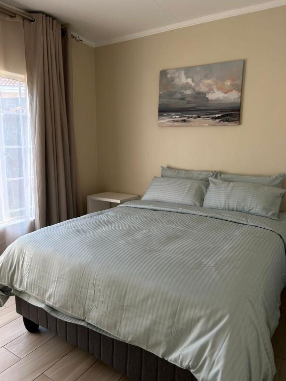 Cozy Central BNB Ezulwiniにあるベッド
