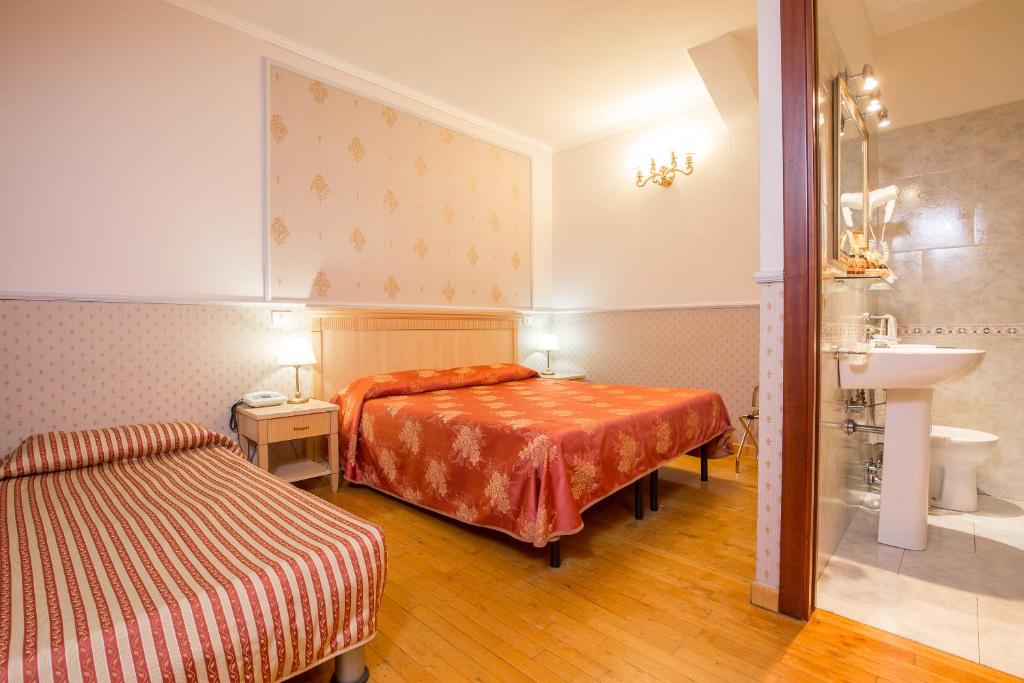 Postel nebo postele na pokoji v ubytování Hotel Arco Di Travertino