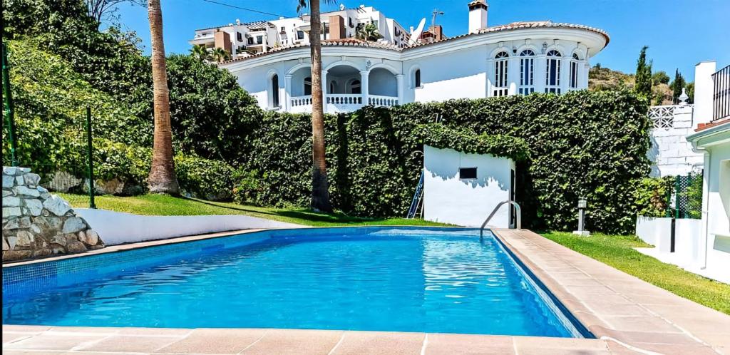 Πισίνα στο ή κοντά στο Luxury home by the beach