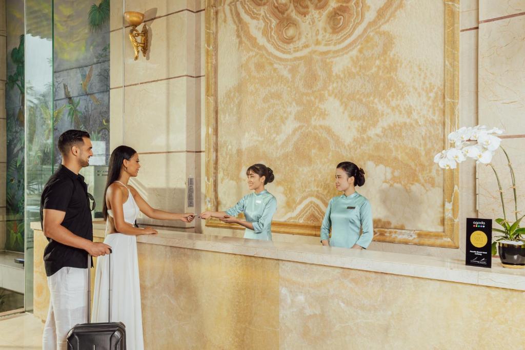 Členové personálu v ubytování Mandila Beach Hotel Danang