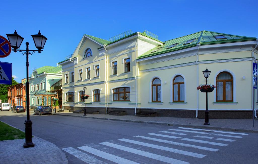 a street scene with a building and a street light at Dvor Podznoeva Glavniy Korpus in Pskov