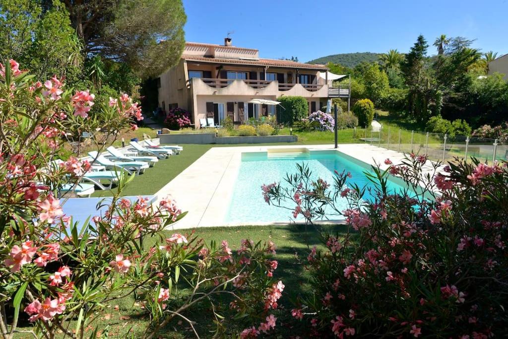 皮耶特罗塞拉Corsicadream cupabia, appartement dans villa proche Porticcio, vue mer, piscine的一栋房子前面有游泳池