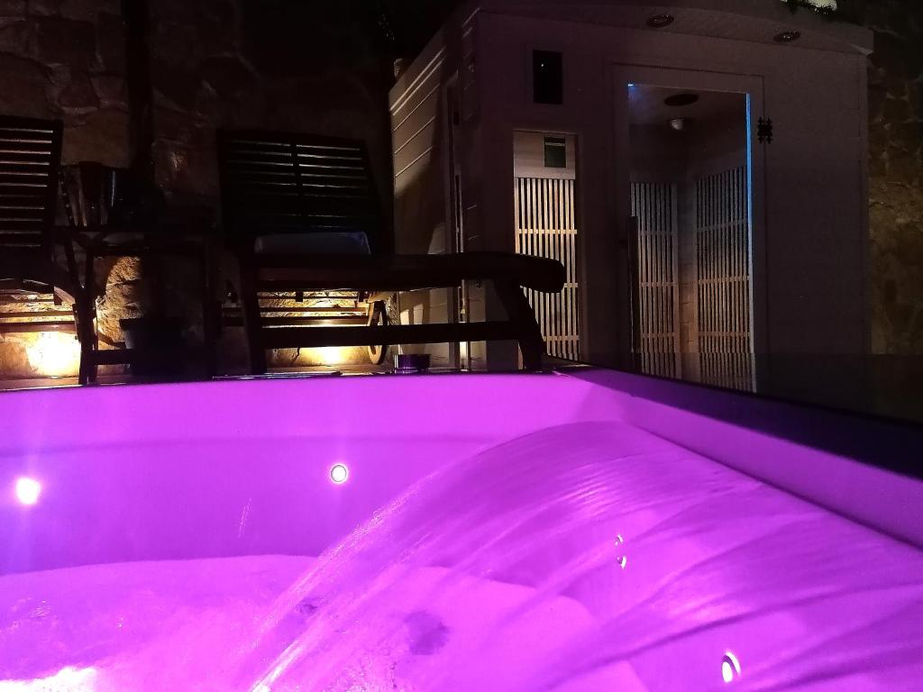 Bazén v ubytování SPA SUITE SICILIA - Intera casa con spa privata Jacuzzi Sauna Bagno di Vapore ad uso illimitato nebo v jeho okolí