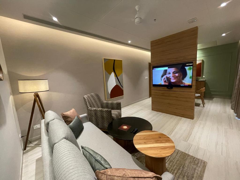TV a/nebo společenská místnost v ubytování Regency Tuticorin by GRT Hotels
