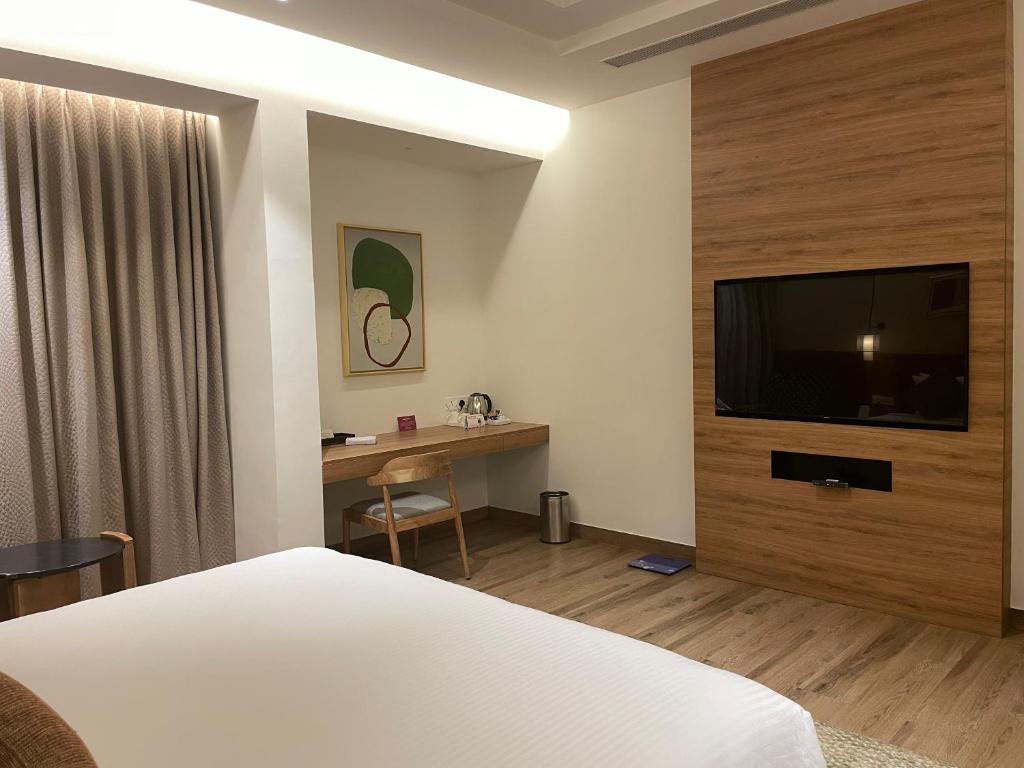 TV a/nebo společenská místnost v ubytování Regency Tuticorin by GRT Hotels