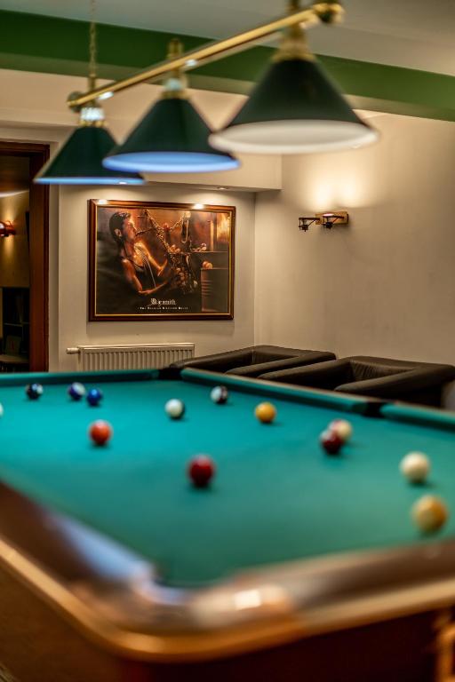 Biliár nebo kulečník v ubytování Hotel Dziki Potok Karpacz Konferencje & SPA