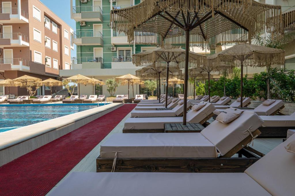 Bazén v ubytování Gest Hotel nebo v jeho okolí