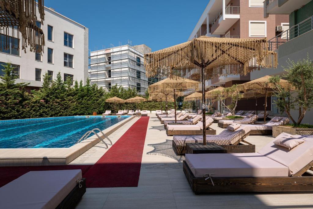 Bazén v ubytování Gest Hotel nebo v jeho okolí