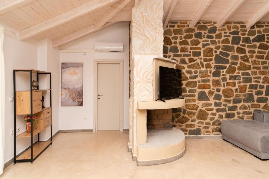 TV a/nebo společenská místnost v ubytování LITHOS SUITES