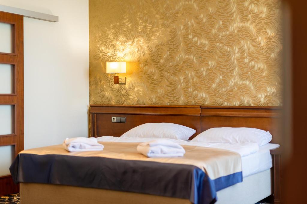Postel nebo postele na pokoji v ubytování Hotel Dziki Potok Karpacz Konferencje & SPA