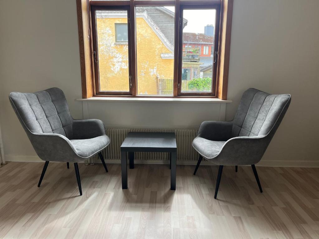 Posezení v ubytování Folsted - Værelse 101 med eget badeværelse og fri parkering