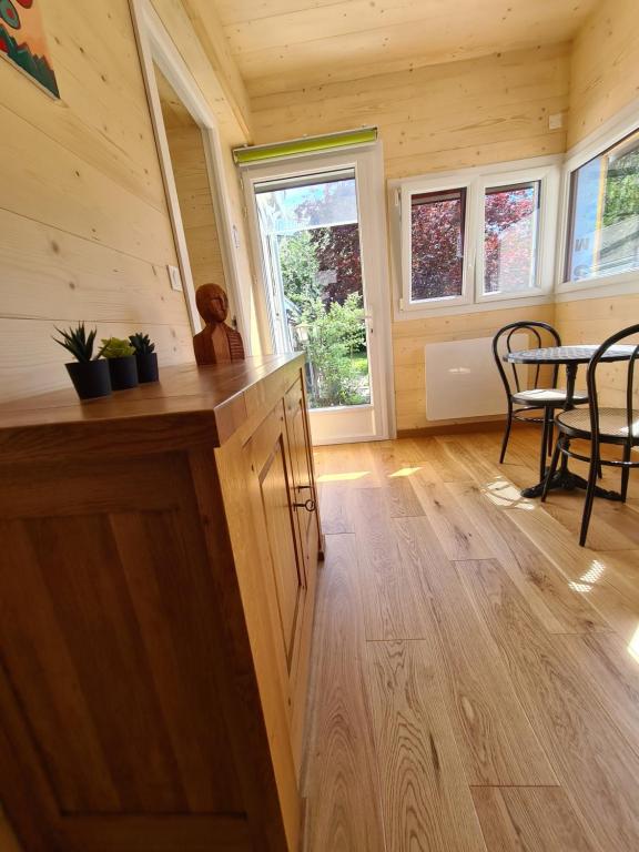 - une cuisine et une salle à manger dans une petite maison dans l'établissement Les jardins de Felix, à Bourges