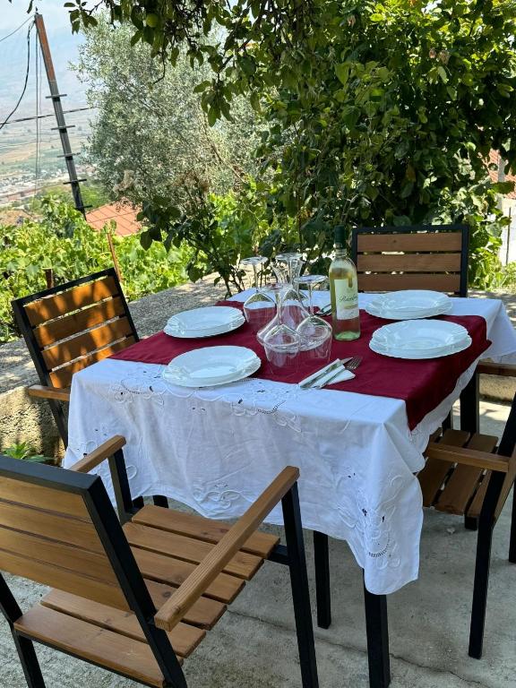 Fotografie z fotogalerie ubytování Guri Guesthouse v destinaci Gjirokastër