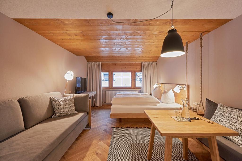 Postel nebo postele na pokoji v ubytování Hotel Rössle
