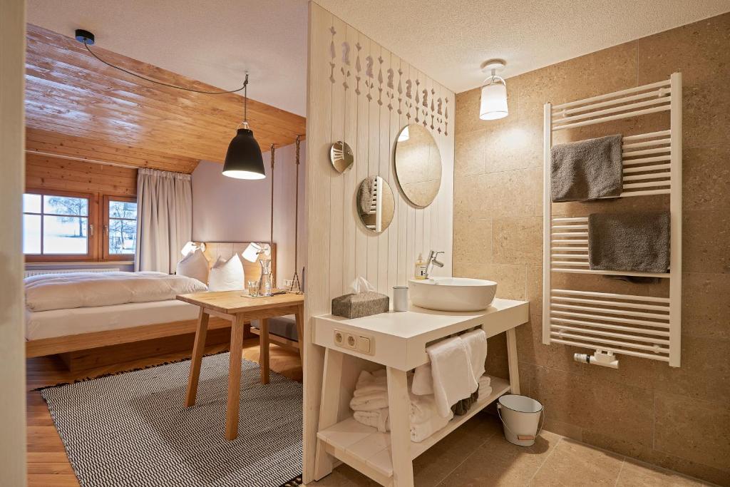 Postel nebo postele na pokoji v ubytování Hotel Rössle