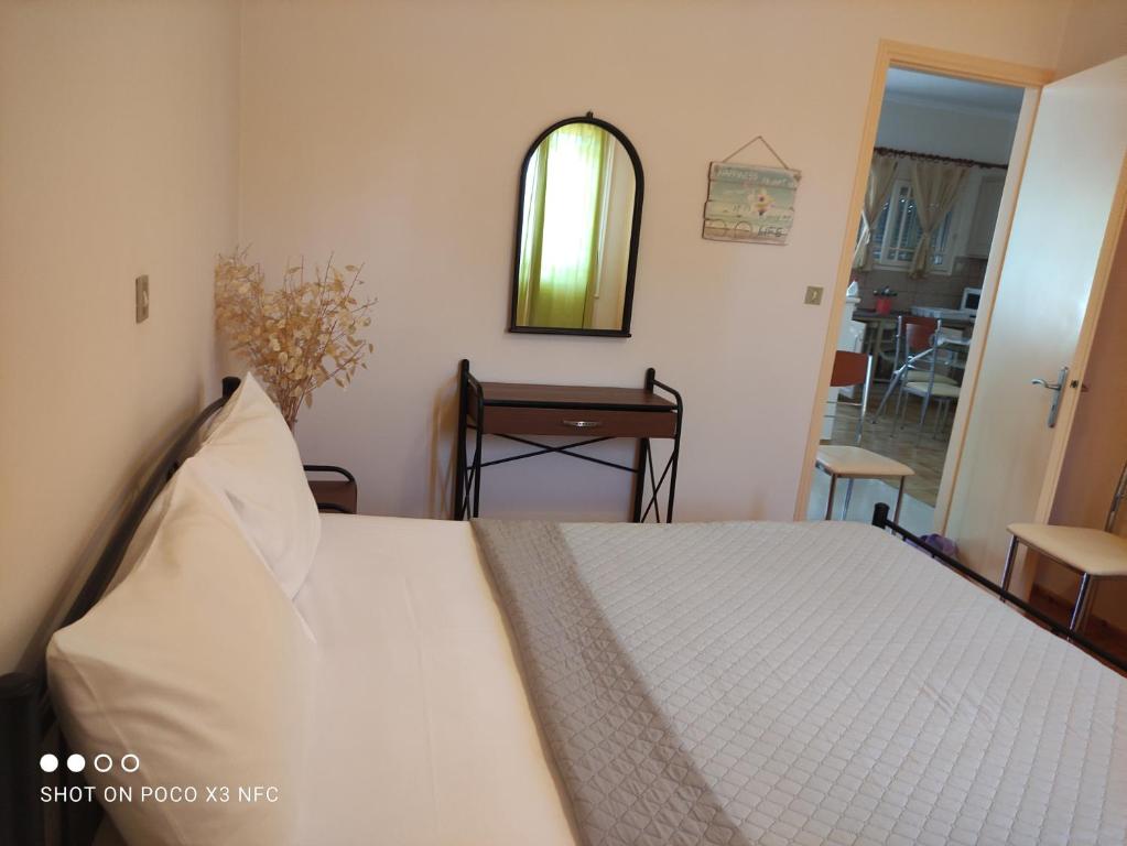 Posteľ alebo postele v izbe v ubytovaní Manousos apartment