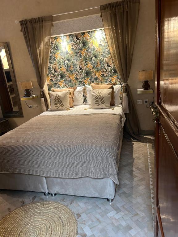 Postel nebo postele na pokoji v ubytování Riad Amazing Amazigh avec jacuzzi petit déjeuner compris avec aussi chambres familiales près de la place jemaa El fna