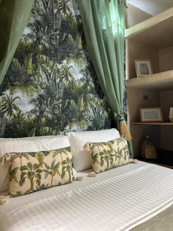 Postel nebo postele na pokoji v ubytování Riad Amazing Amazigh avec jacuzzi petit déjeuner compris avec aussi chambres familiales près de la place jemaa El fna