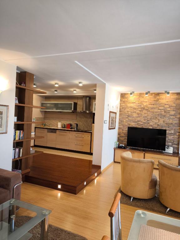Posedenie v ubytovaní Uroczy apartament przy deptaku z parkingiem.